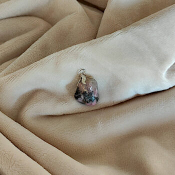 Wisiorek z naturalnego kamienia - rodonit