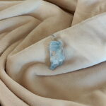 Wisiorek z naturalnego kamienia - surowy niebieski kalcyt