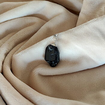 Wisiorek z naturalnego kamienia - turmalin czarny